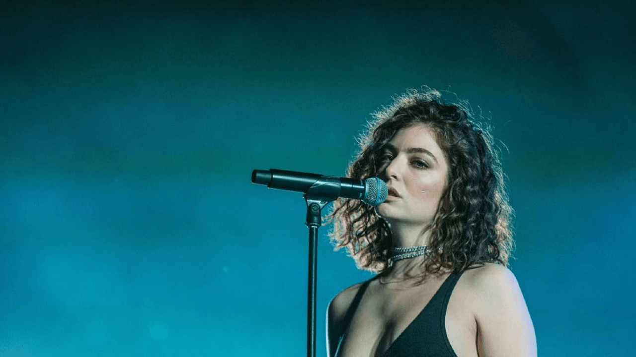 Lorde desafía a la policía con show callejero en Nueva York